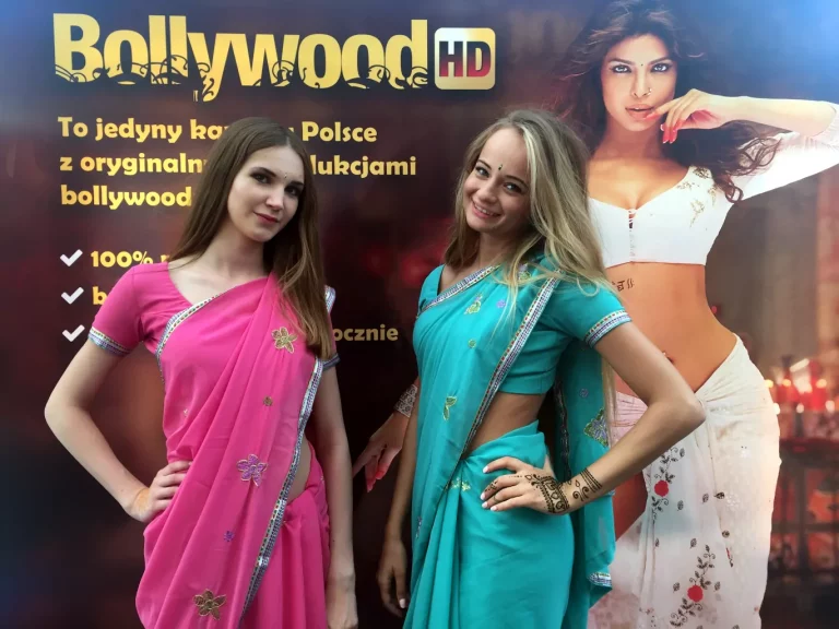 hostessy w strojach bollywood