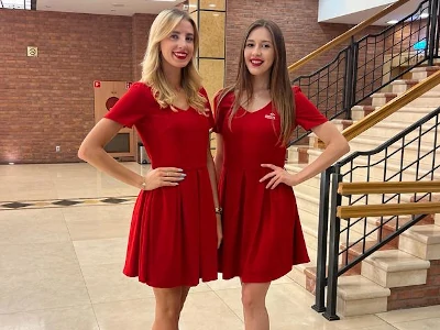 hostessy w czerwonych sukienach