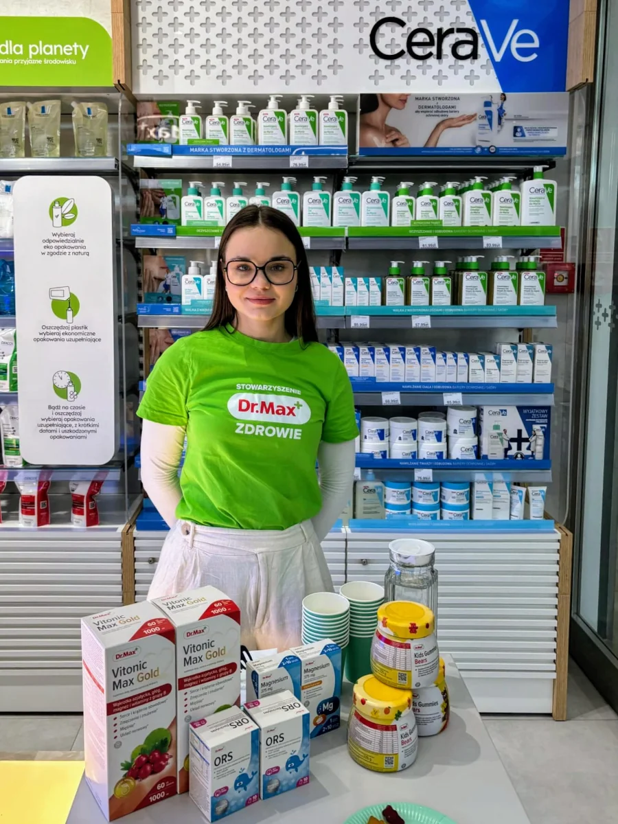 hostessy-w-aptece-dr-max-farmaceutki hostessa w aptece dr max podczas degustacji
