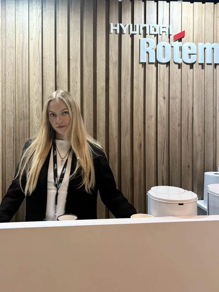 Hostessy MSPO Hyundai Rotem