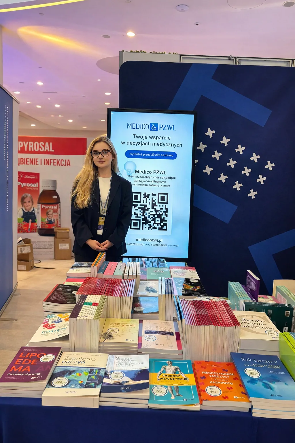 hostessa-propromo-na-stoisku-pwn-kongres-medyczny Hostessa ProPromo na stoisku PWN podczas kongresu medycznego w krakowie