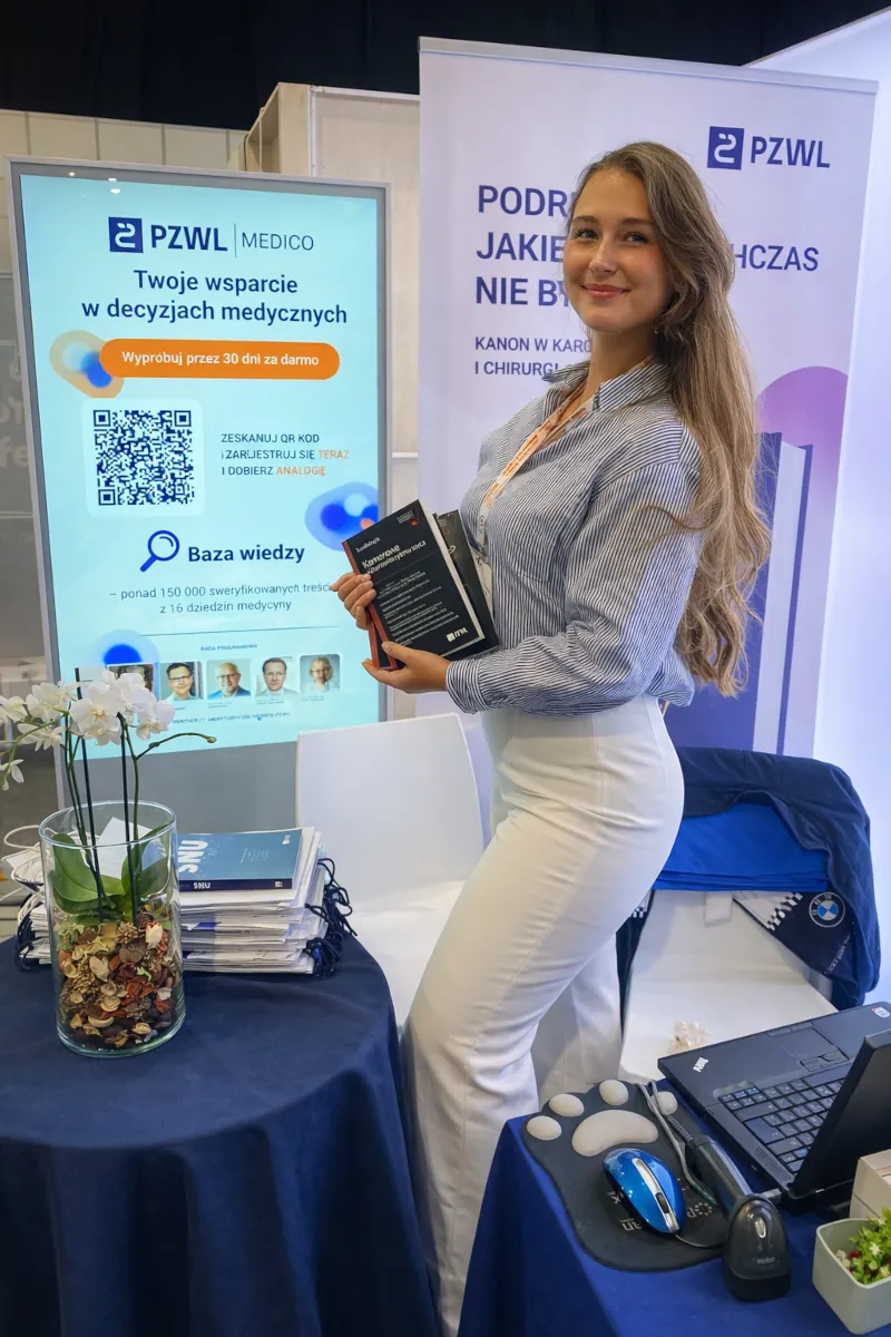 Hostessy studentki medycyny obsługujące stoisko Wydawnictwa Naukowego PWN na kongresie.