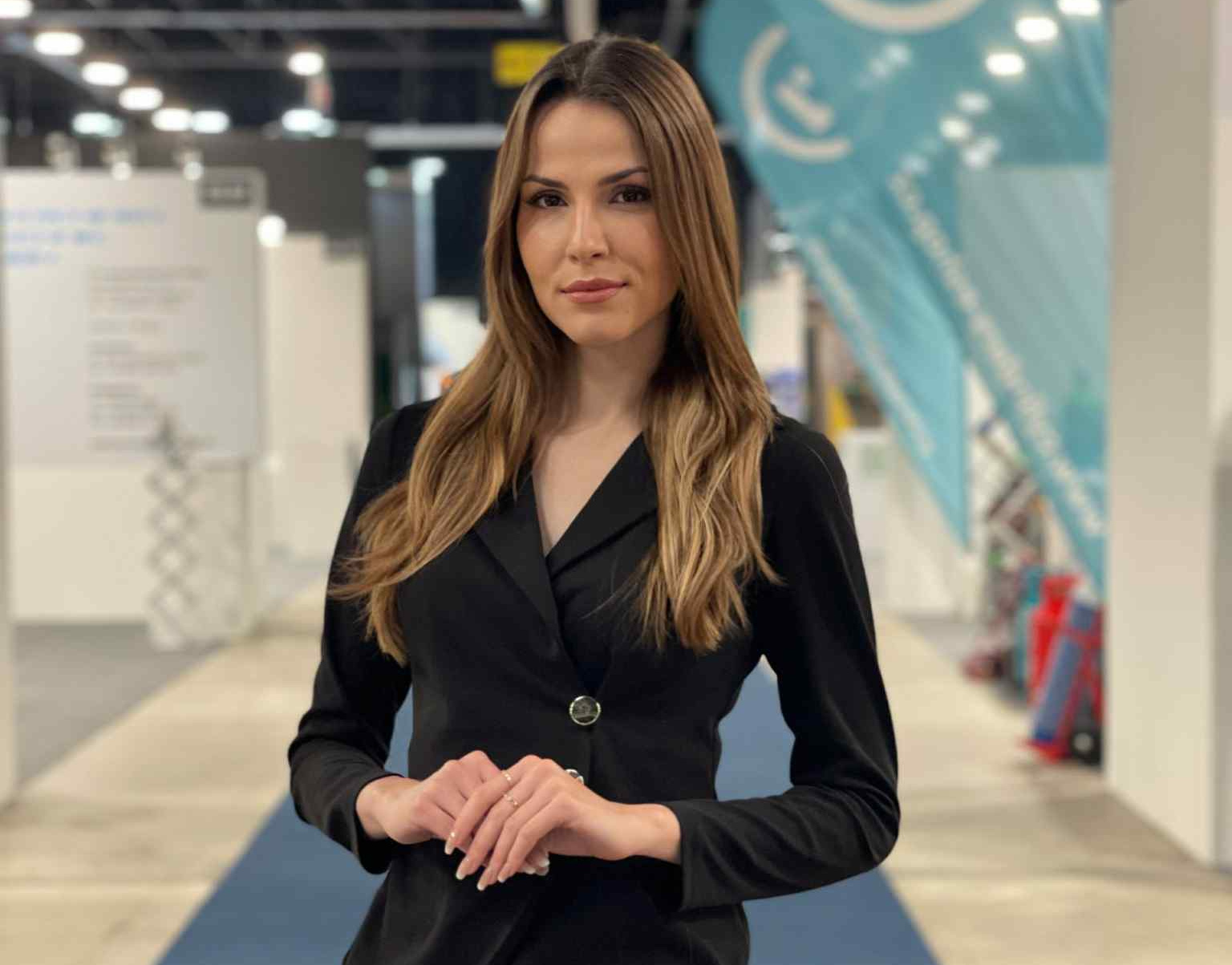 Hostessa podczas obsługi zagranicznych gości na targach w Warszawie