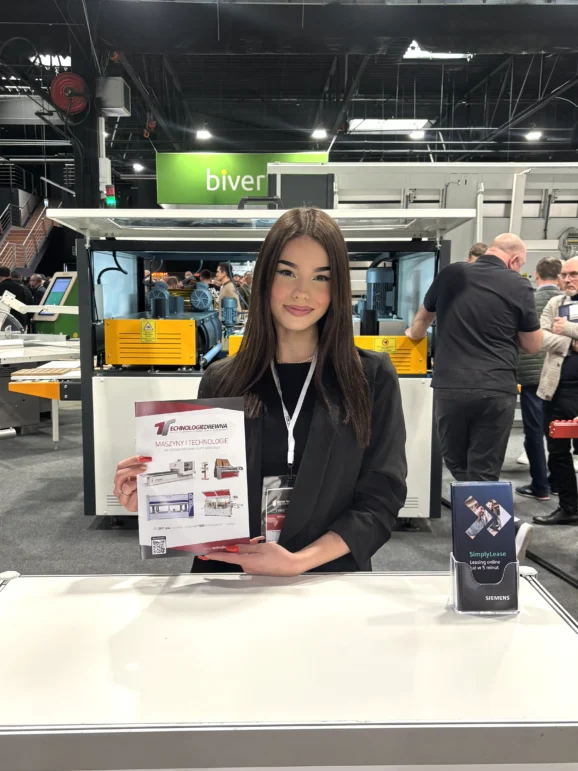 Hostessa podczas targów Wood Tech obsługa stoiska