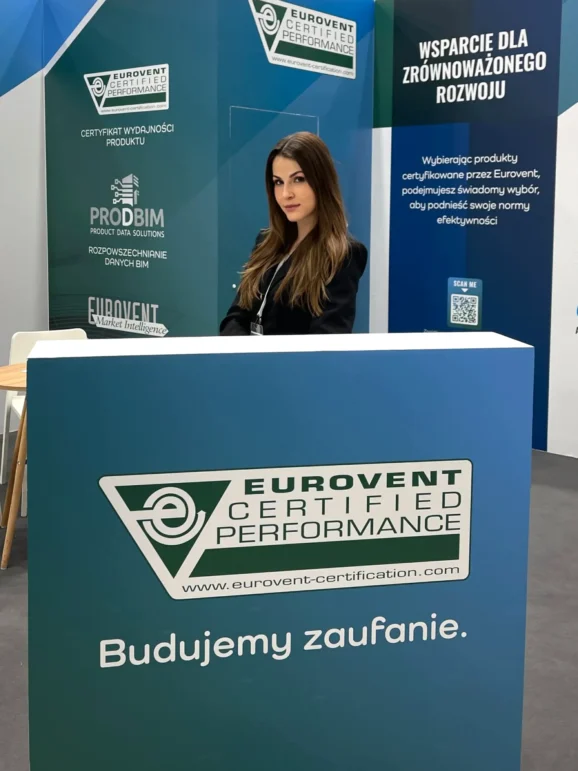 Hostessa obsługująca zagranicznego klienta podczas targów HVAC w Ptak Expo Nadarzyn