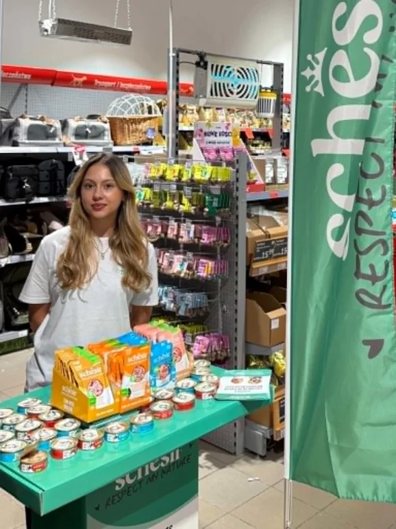 Hostessy i hości do obsługi ogólnopolskiej akcji promocyjnej karmy dla kotów Schesir – ProPromo