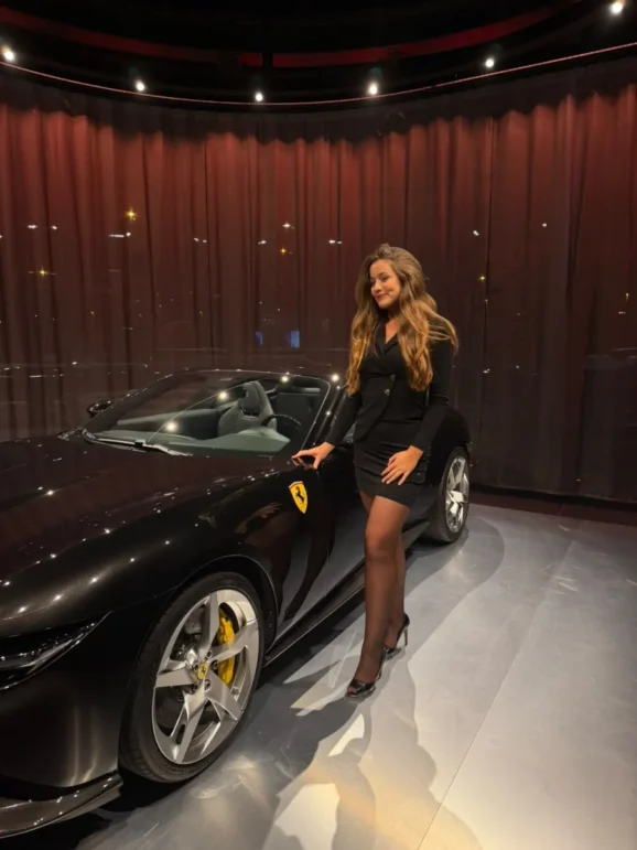 Eleganckie hostessy ProPromo podczas obsługi eventu VIP w salonie Ferrari w Warszawie