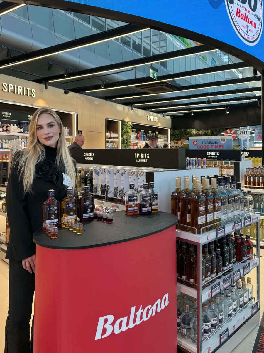 Hostessa ProPromo podczas akcji promocyjnej produktów alkoholowych marki Baltona na lotnisku w Poznaniu